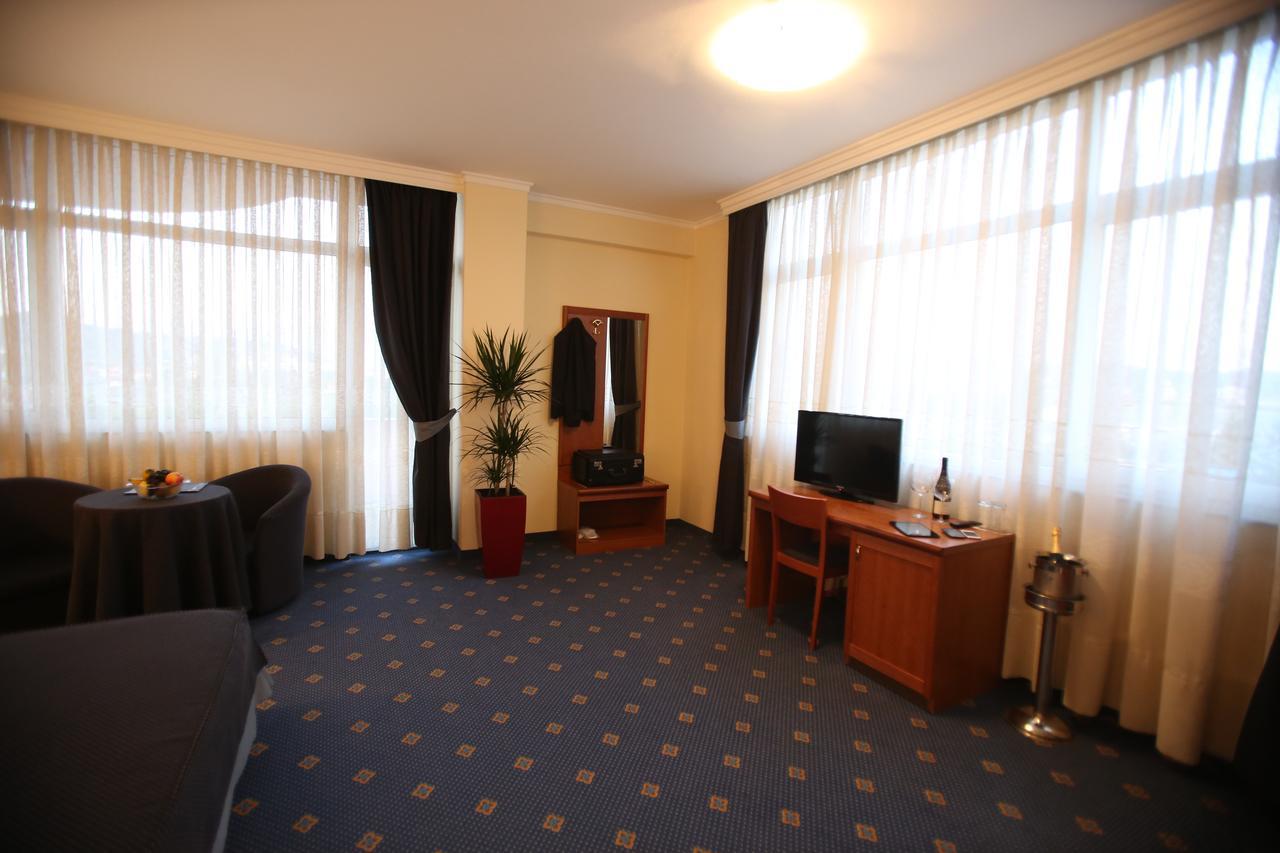 Hotel Continental Vorë Zewnętrze zdjęcie